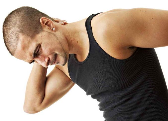 En algunos casos, el dolor con osteocondrosis torácica se extiende al cuello.